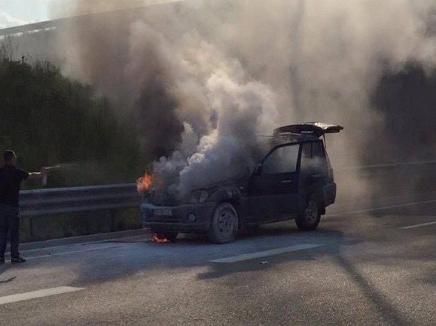 Makina përfshihet nga flakët në aksin Levan-Tepelenë, shpëton mrekullisht shoferi