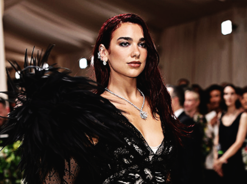 Dua Lipa shkëlqen në Met Gala 2024 – merr gjithë vëmendjen me fustanin e veçantë