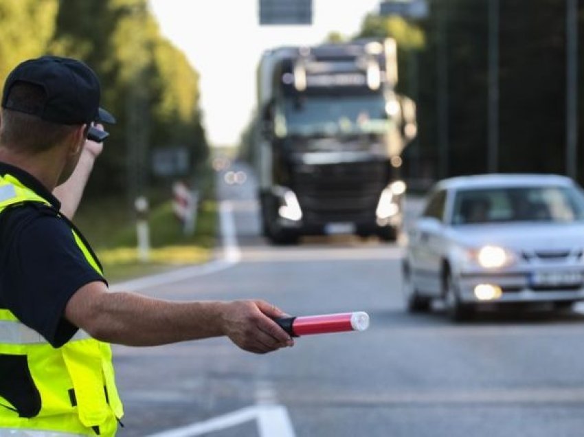 Polici ndaloi veturën për shkelje në Kaliforni – kur pa pasagjerin, iu desh menjëherë të reagonte