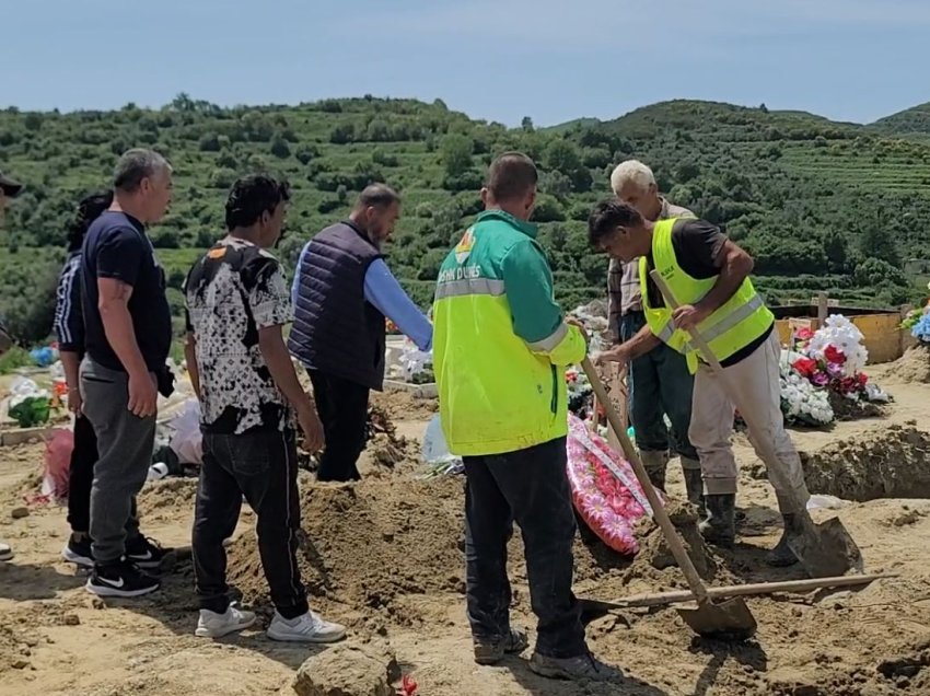 Në varrim vetëm disa familjarë, Alma Arrazi përcillet në heshtje drejt banesës së fundit! 