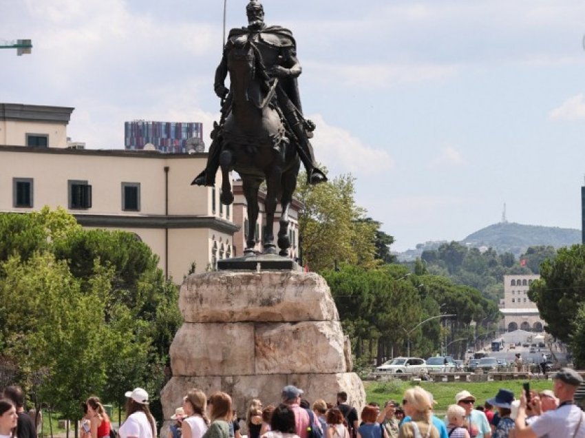 Rreth 800 mijë turistë të huaj vizituan Shqipërinë në prill