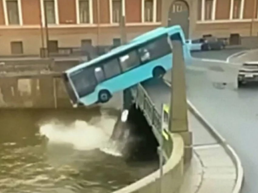 Shtatë persona humbin jetën pasi një autobus doli nga ura dhe ra në një lum të Shën Petersburgut