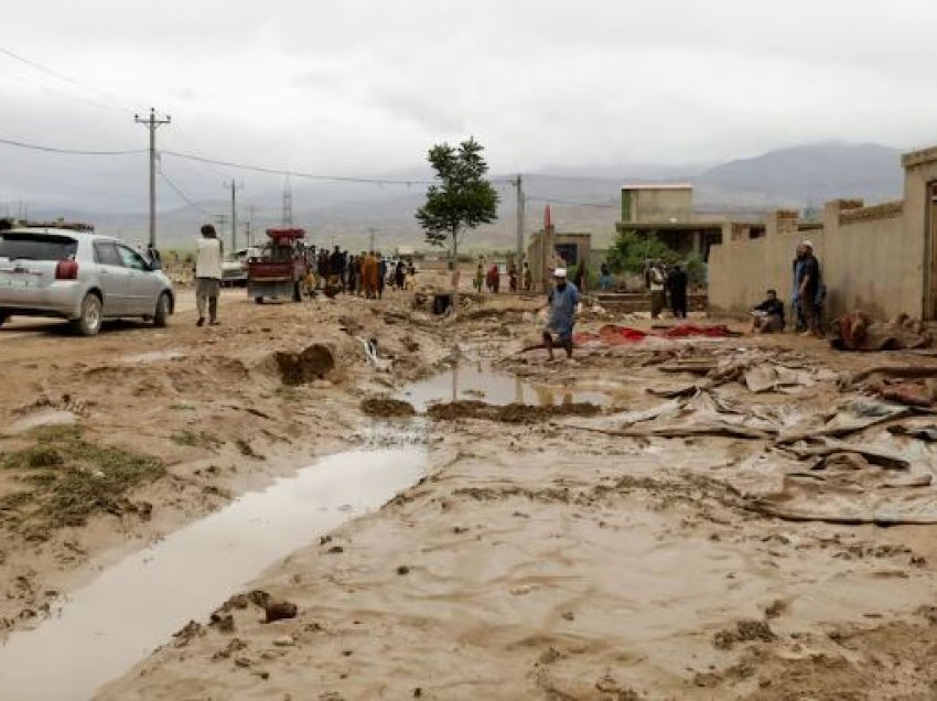 Numri i të vdekurve nga përmbytjet në Afganistan rritet në 315