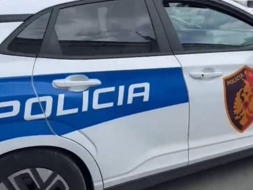 Përplasi makinën e patrullës së policisë, plagoset një efektiv. Policia arreston 35-vjeçarin në gjendje të dehur