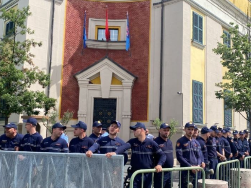 Protesta e opozitës para bashkisë, policia njofton masat, ja akset që do të bllokohen nesër në Tiranë