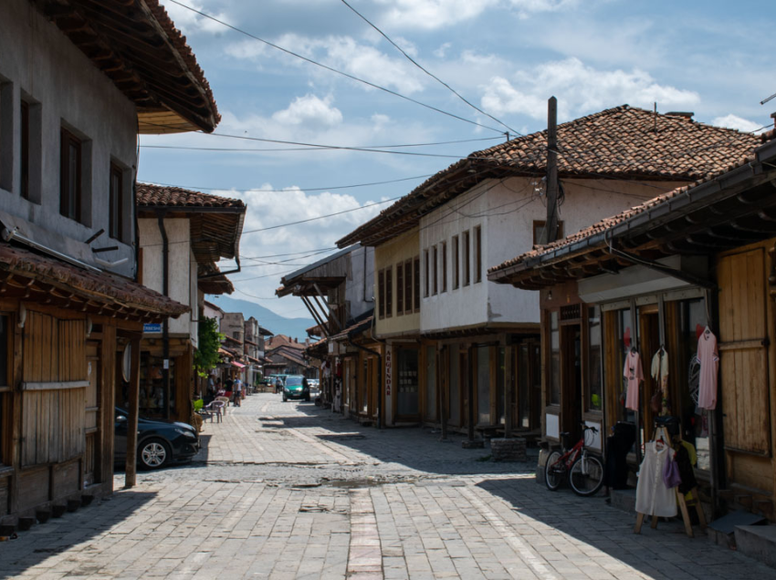 Një burrë dhe një grua përfshihen në një mosmarrëveshje, arrestohen