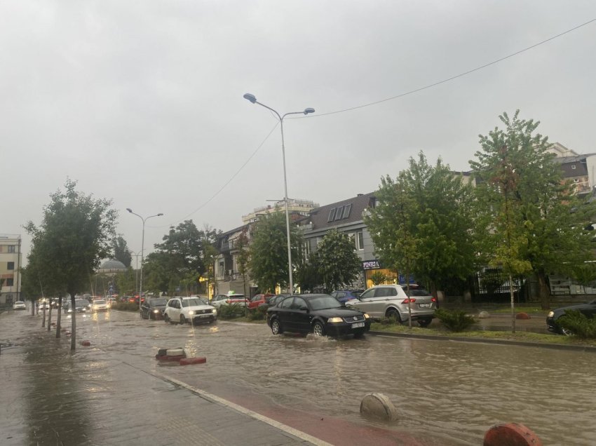 Prishtina vërshohet nga uji