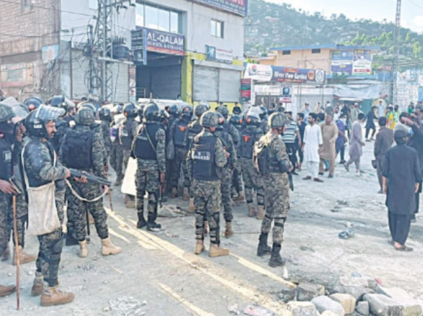 Tre të vrarë nga ushtria në protestat e dhunshme për ushqimin dhe rritjen e çmimeve në Pakistan 