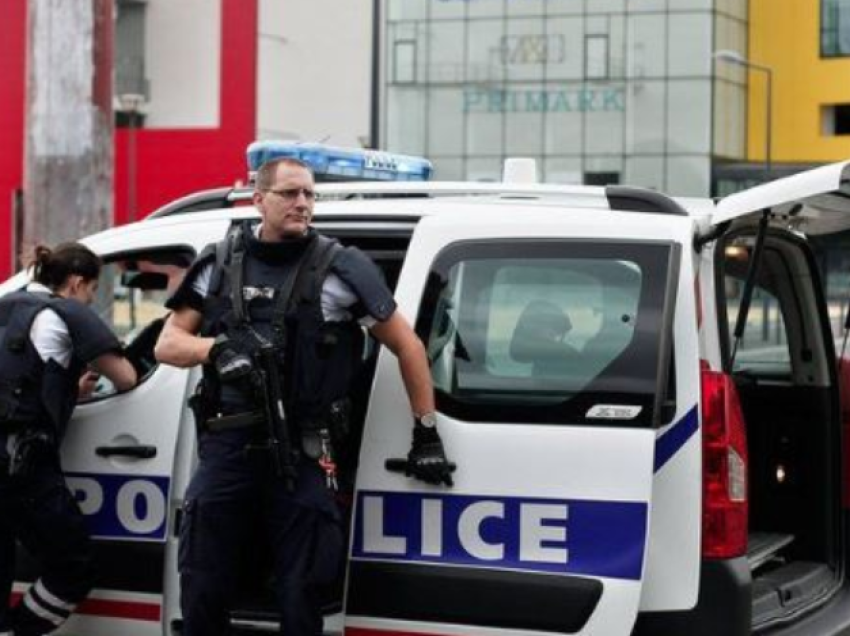 Sulm me armë në furgonin që transportonte të burgosur, vriten dy policë në Francë