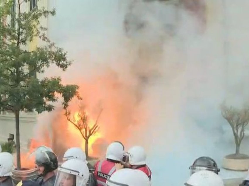 Protestuesit hedhin vezë e molotovë në drejtim të Bashkisë së Tiranës