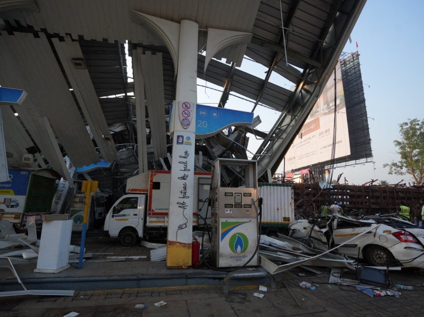 14 të vdekur pas shembjes së billbordit në Mumbai gjatë stuhisë