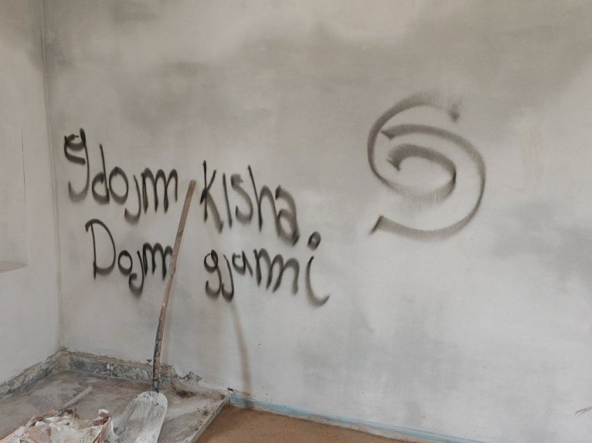 Grafite të dyshimta në një kishë ortodokse në Pejë, s’ka dyshime se janë bërë nga myslimanët