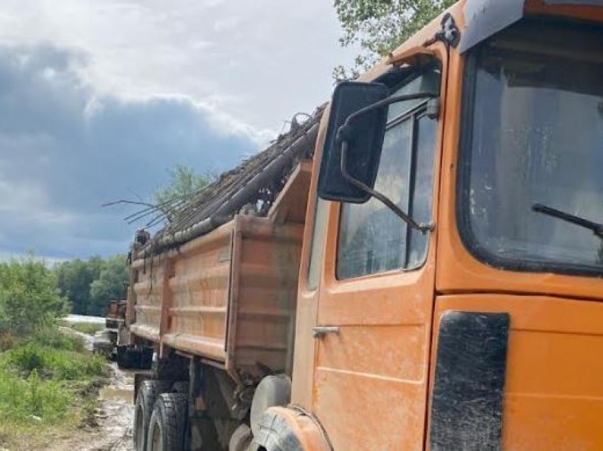 Sekuestrohen mjetet me të cilat u degradua ambienti tek Drini i Bardhë