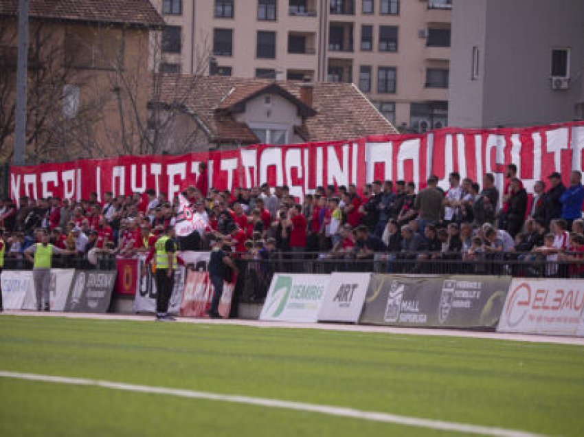 Tribuna qendrore e stadiumit sintetik në Gjilan, e hapur vetëm për tifozërinë vendase