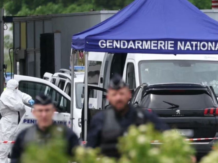 Policia franceze vret një person që tentoi t’i vinte flakën një sinagoge