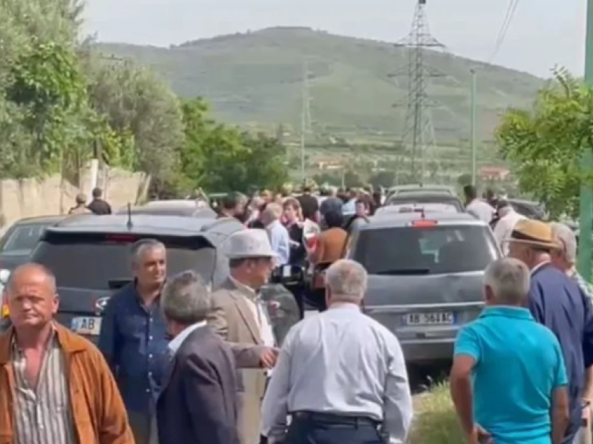 Të afërm e familjarë përcjellin për në banesën e fundit Enkelejda Limajn në Vlorë, u vra dy ditë më parë nga ish-bashkëshorti në Athinë