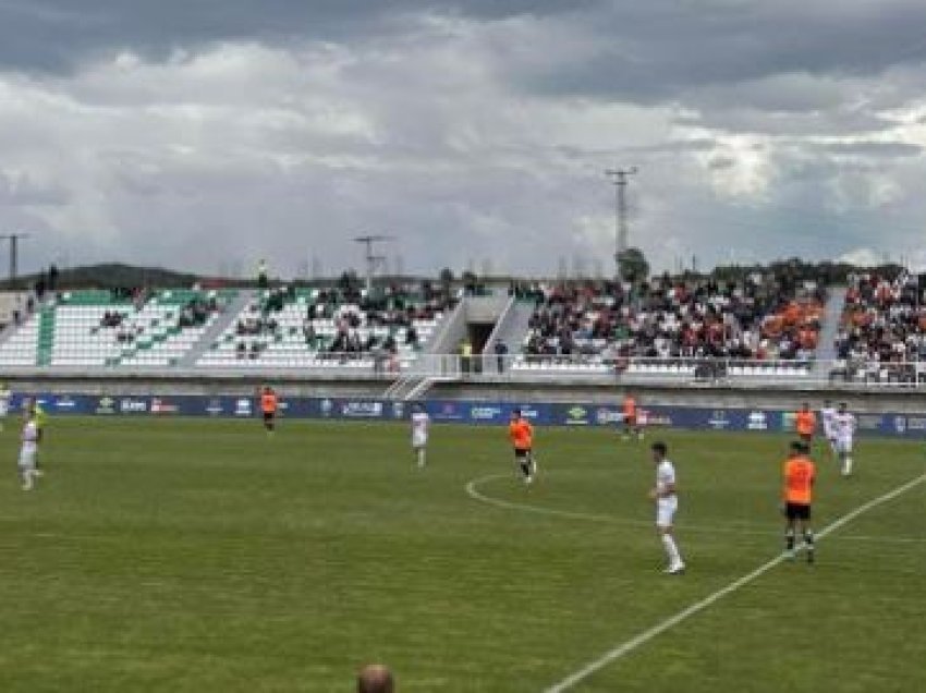 Koliqi goditet nga tifozët gjatë rrugës për në portë!