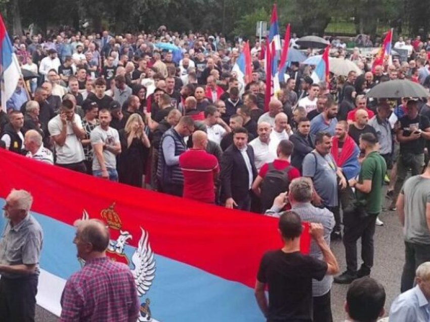 Serbët me flamuj rusë protestojnë në Podgoricë kundër rezolutës për gjenocidin në Srebrenicë