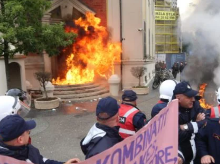 Protesta e dhunshme para bashkisë së Tiranës, procedohen disa persona