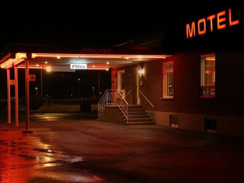 Ky është i arrestuari që e rrahu partneren në një motel në Drenas, ajo iku pastaj goditet nga vetura