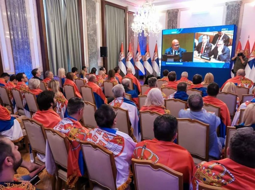 Zyrtarë të Qeverisë e Parlamentit serb mbështillen me flamuj si Vuçiqi në Nju Jork