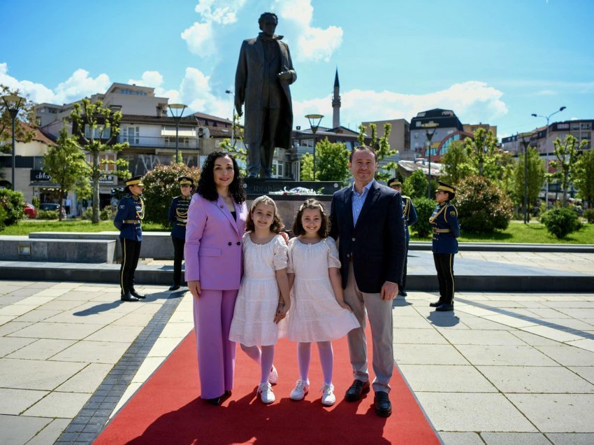 Në Ditën e Presidentit, Vjosa Osmani merr urimin më të mirë nga bashkëshorti, pranë bustit të Presidentit Rugova