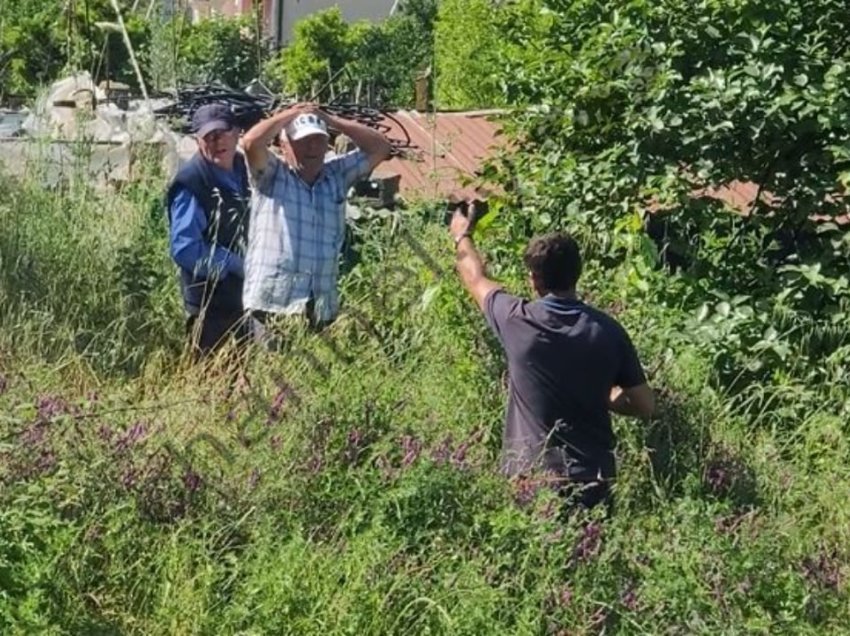 “Hajdeni se e gjetëm…”/ Momenti rrëqethës kur banorët e gjejnë të vdekur shoferin që u aksidentua