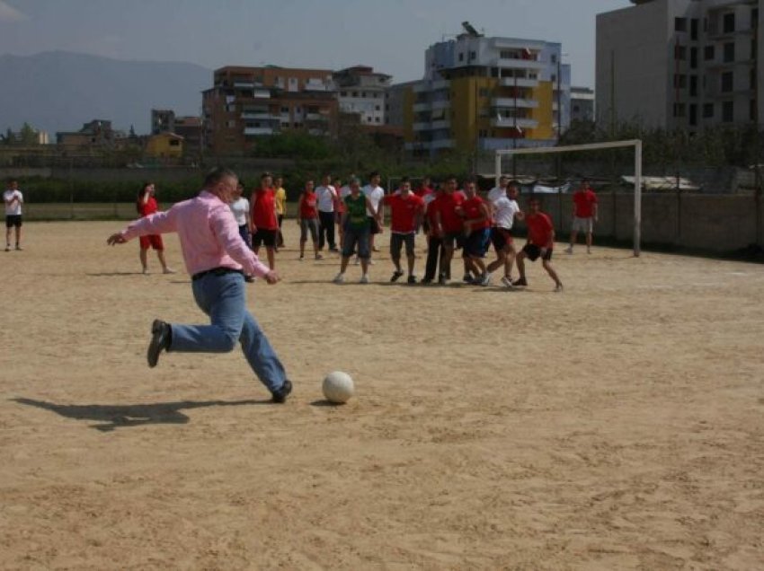 Mesazhi i Metës: Duhen fusha pa pagesë në të gjithë Shqipërinë!