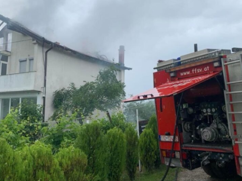 Rrufeja godet një shtëpi në Suharekë, zjarri lokalizohet shpejt