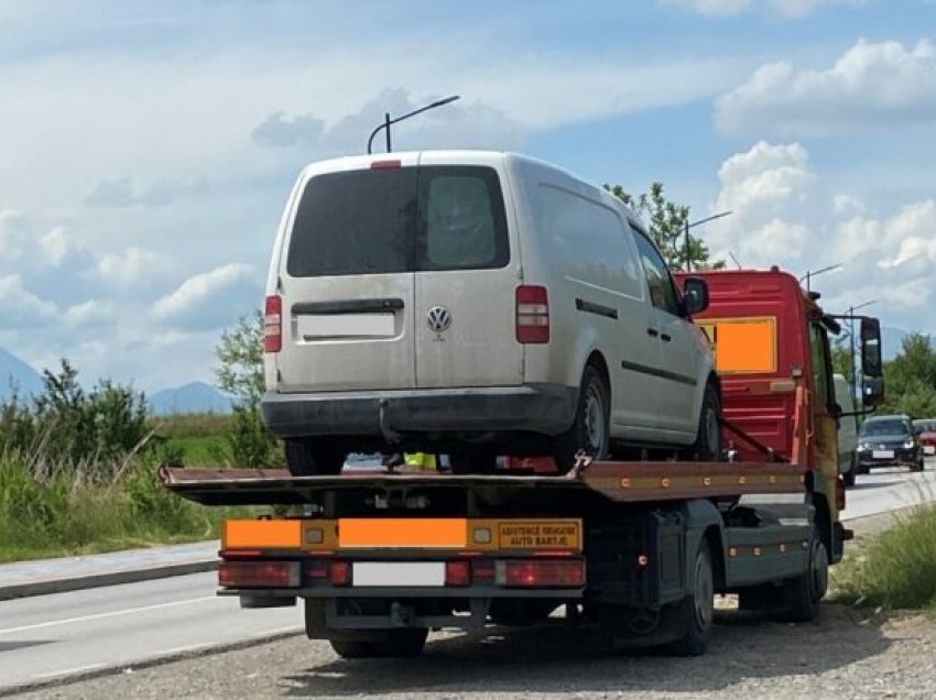 Policia dënon me 200 euro shoferin që voziti veturën me skadim të regjistruar dhe ia sekuestron mjetin përkohësisht