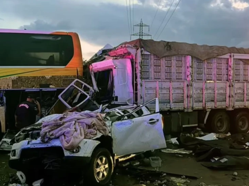 Aksidentohet autobusi në Turqi, 10 persona humbën jetën