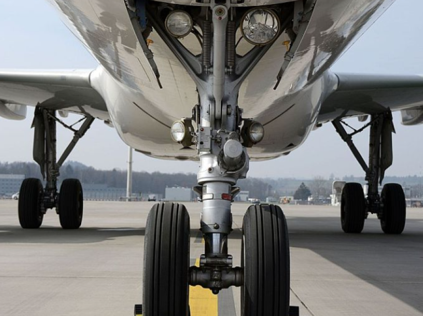 Merr flakë motori i avionit para nisjes nga aeroporti i Çikagos