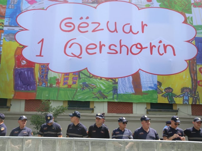 Opozita në protestë, policët në radhë pas gardhit metalik, ja si është transformuar godina e Bashkisë së Tiranës