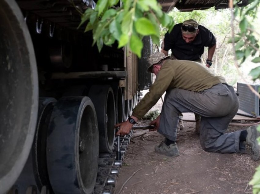 ​Ushtarët e Ukrainës në pritje të ndihmave të reja të SHBA-së ndaj Rusisë