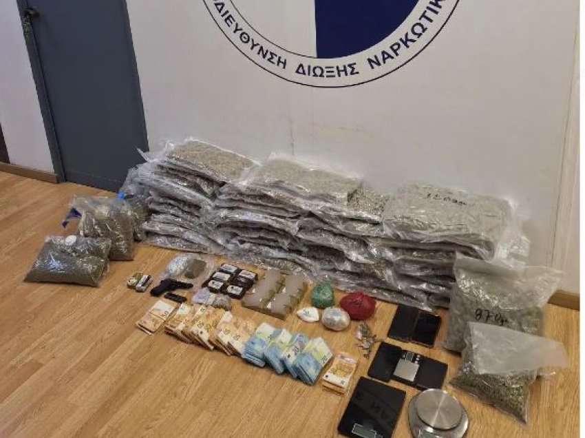 Drogë, armë e para cash në banesë, arrestohen 3 shqiptarë në Greqi, shpallet në kërkim një tjetër