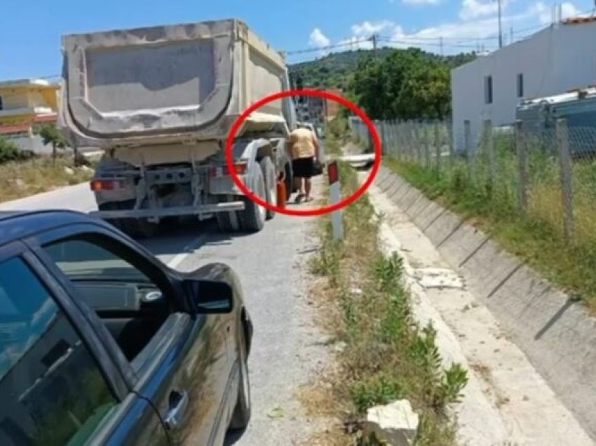 Vodhën karburant nga kamioni i një firme ndërtimi, por u kapën mat nga kamera, arrestohet punonjësi dhe një tjetër