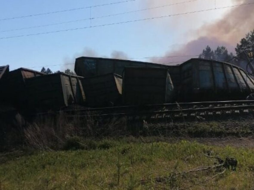 Treni rus me 29 vagonë del nga shinat