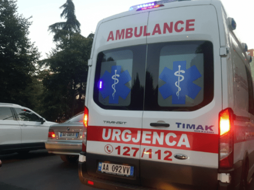 I riu rrëzohet aksidentalisht nga çatia që po rregullonte dhe përfundoi në spital me dëmtime, shoqërohet pronari i banesës