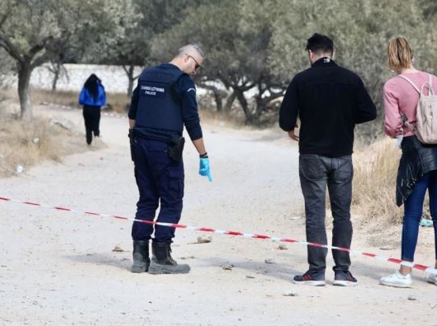 Një plumb depërtoi në xhamin e pasmë të makinës dhe vrau 3-vjeçarin, detaje nga atentati në Greqi!