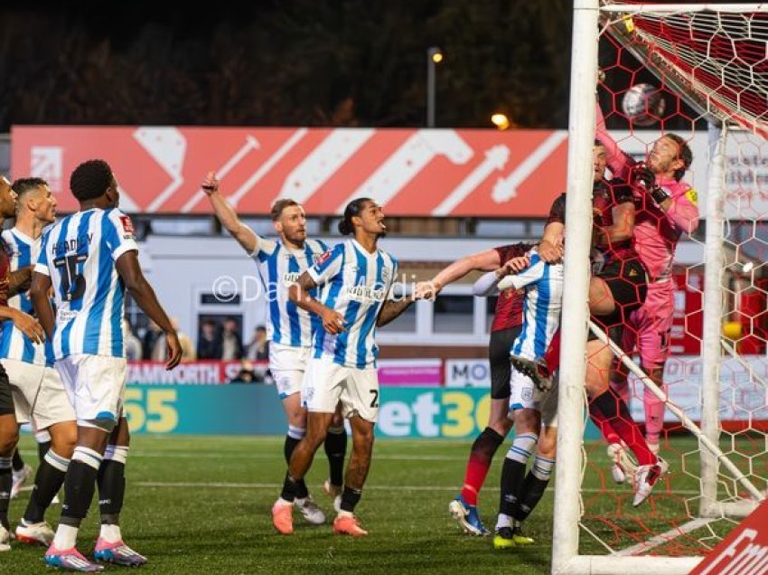 Huddersfield eliminohet nga një gol nga rivënia anësore!