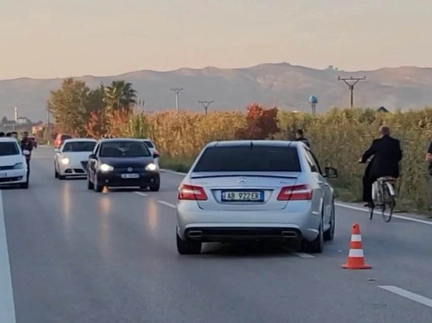 Sapo zbret nga motori, 60-vjeçari përplaset nga makina në Lushnjë