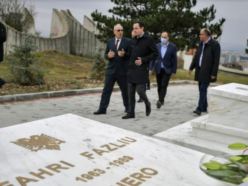 Kurti bën homazhe sot në nderim të 35-vjetorit të rënies së dëshmorëve Afrim Zhitia e Fahri Fazliu