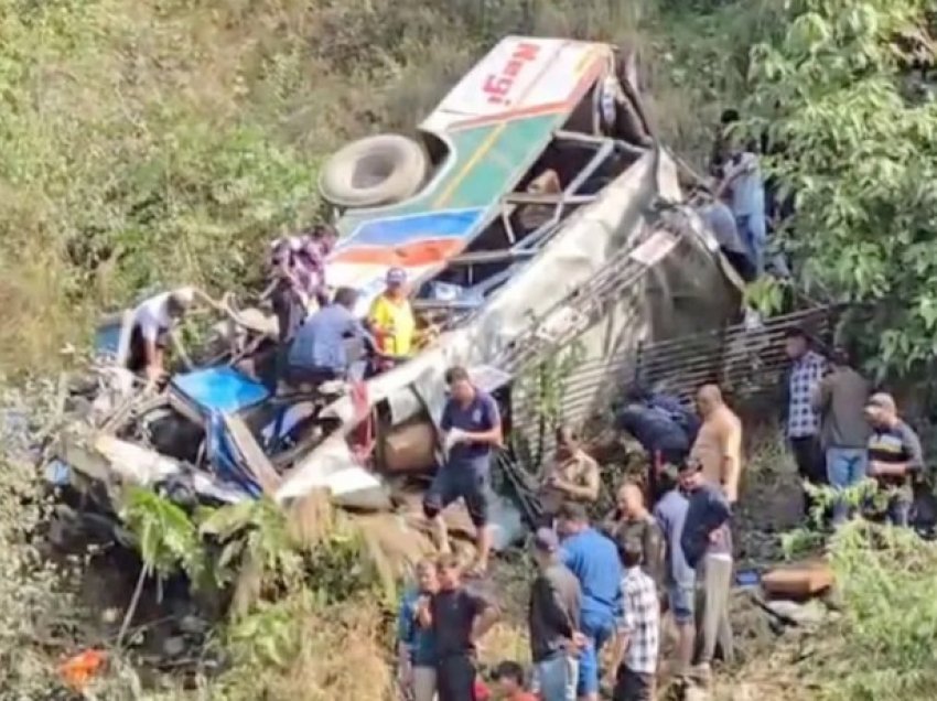 Autobusi bie në greminë në Indi, 36 të vdekur, disa të plagosur