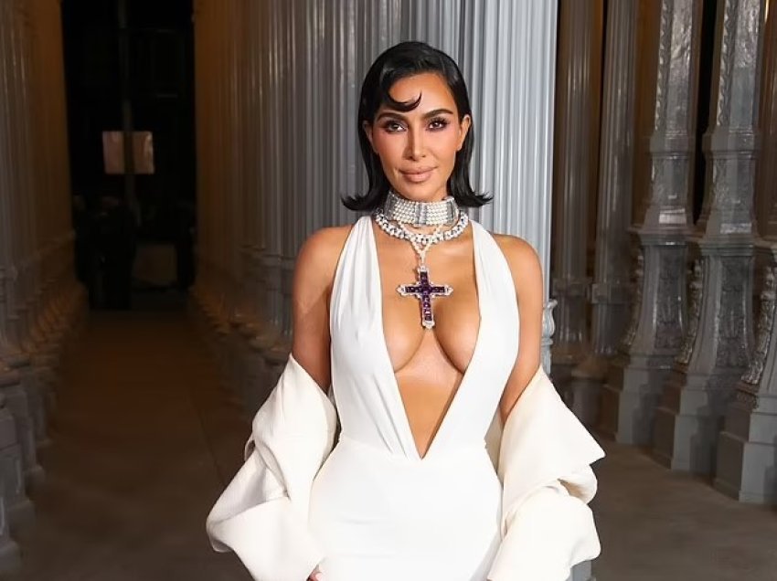 “Ajo kishte guximin ta vishte me këtë fustan” – Kim Kardashian kritokohet pasi vendosi gjerdanin e Princeshës Diana me një veshje vulgare