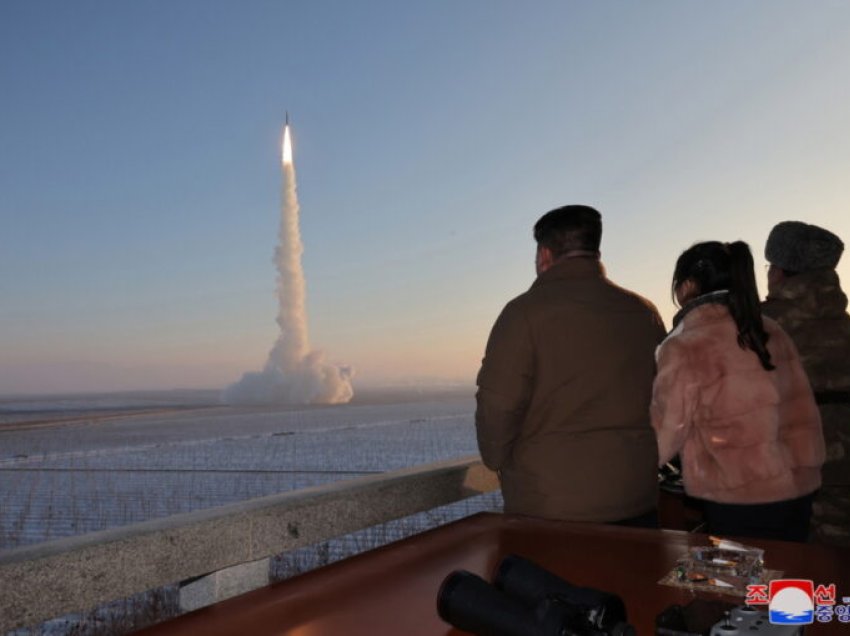 Koreja e Veriut lëshon një breshëri raketash balistike disa orë përpara zgjedhjeve në SHBA