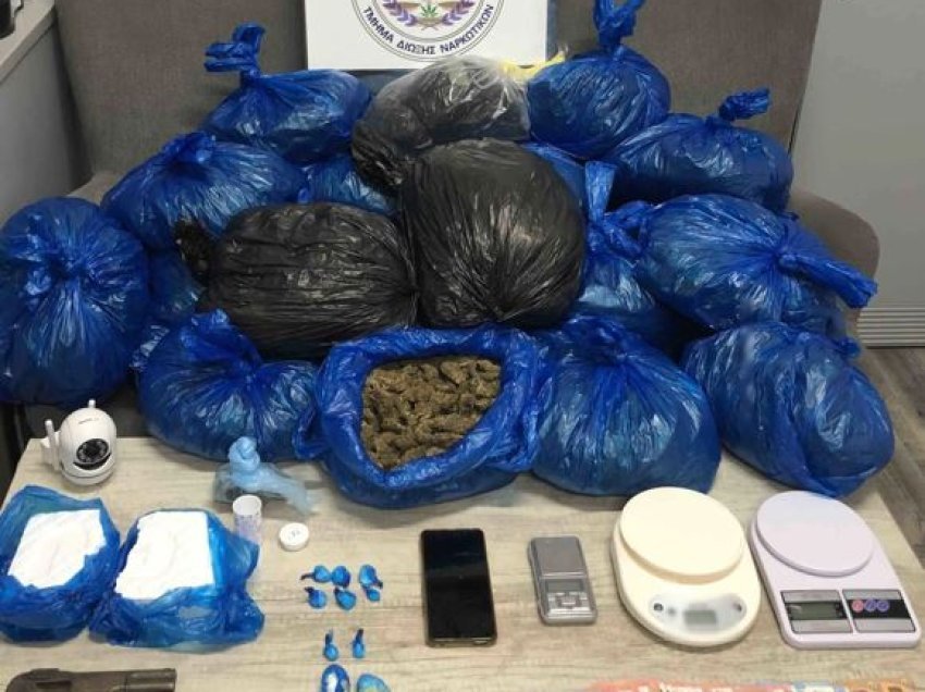 Kapet me 30 kg marijuanë dhe rreth 1 kg kokainë, arrestohet shqiptari në Greqi