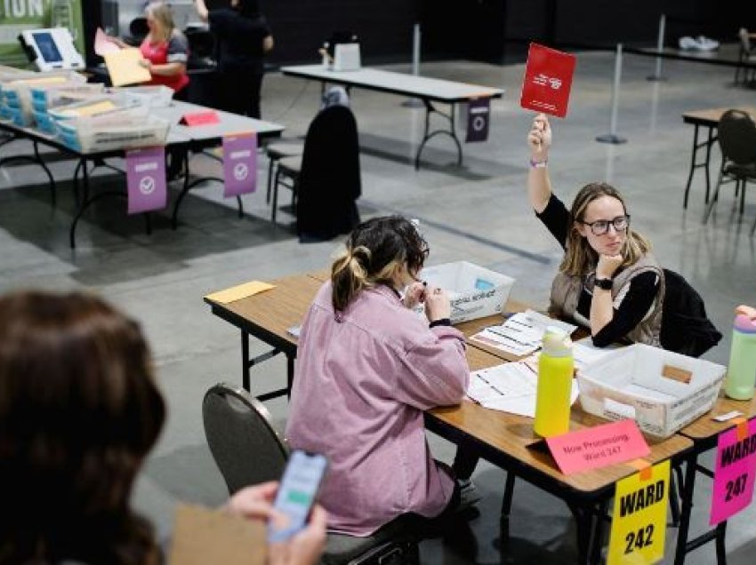 Është ora 23:30 dhe qendrat e votimit janë mbyllur në shumicën e SHBA - këtu janë përditësimet më të fundit për votimin