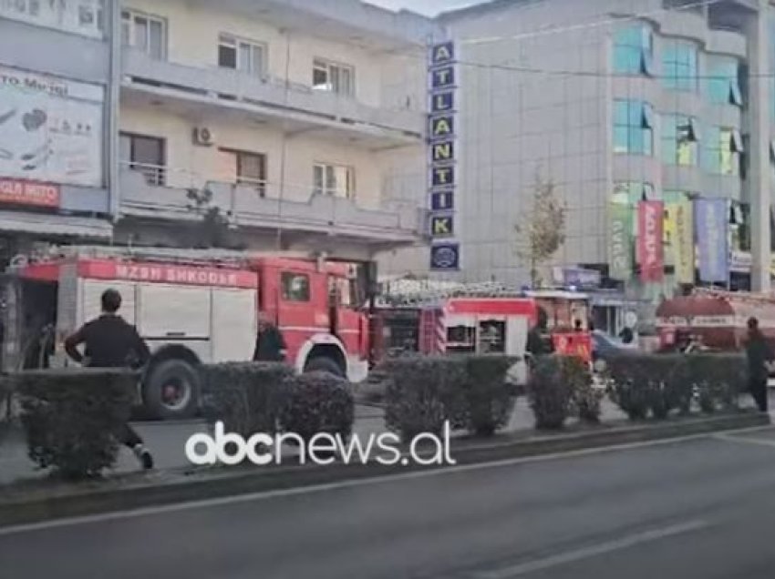 Zjarri në godinën e veglave automobile në Shkodër, dërgohet me urgjencë në spital efektivi