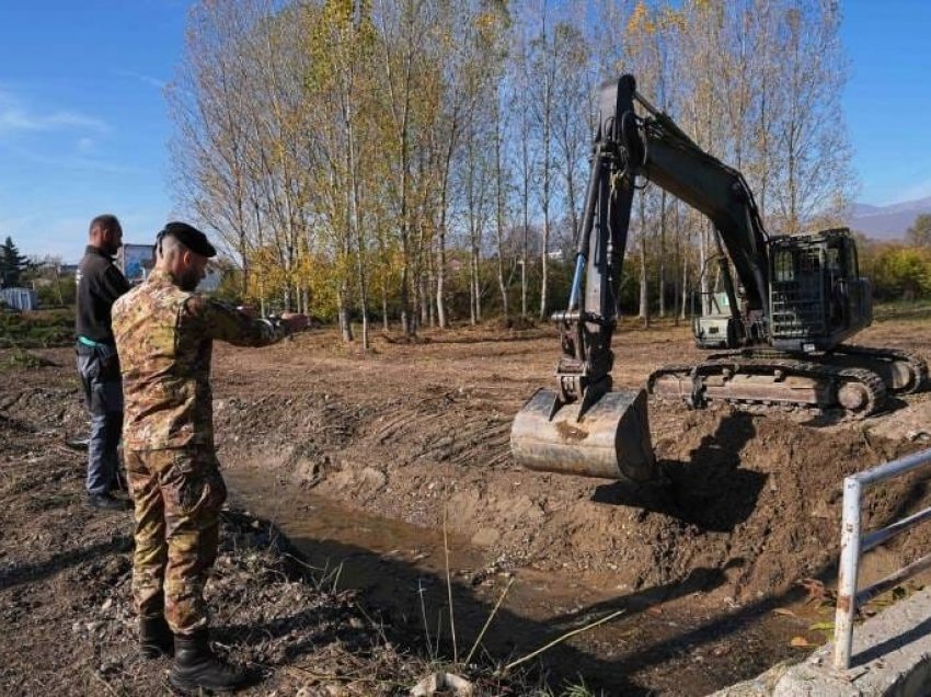 Ushtarët e KFOR-it ndezin buldozerët, pastrojnë një kanal në afërsi të një shkolle në Rakosh të Istogut