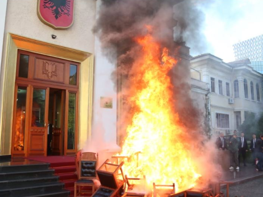 Kallëzimi për djegien e karrigeve në Kuvend, SPAK merr vendimin për deputetët e PD-së